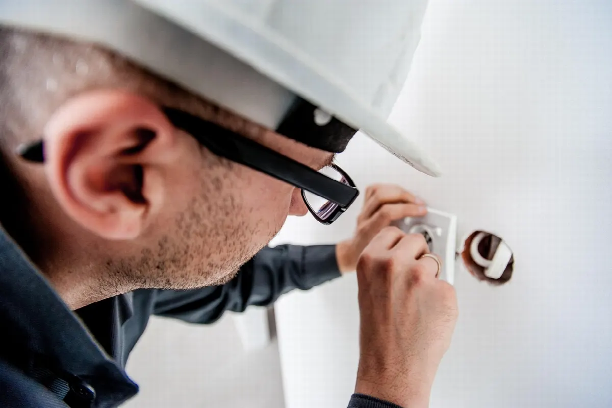 Techniciens dans une salle serveur en intervention