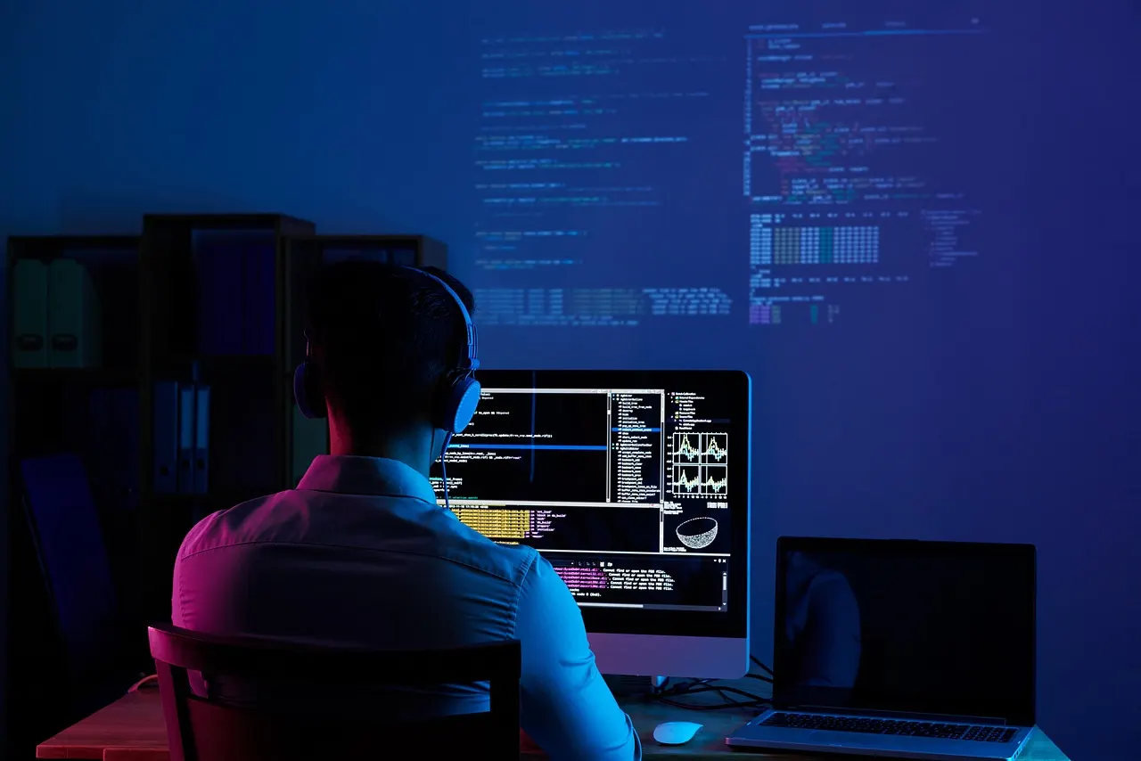 Développeur sur ordinateur dans bureau moderne